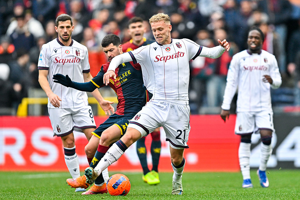 Uno scontro di gioco durante Genoa-Bologna (Getty Images)
