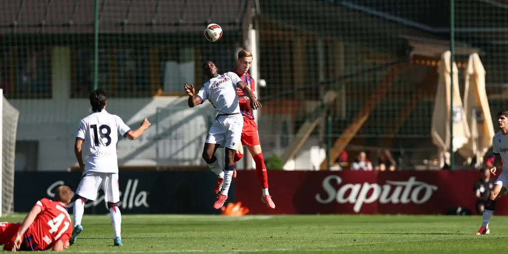 Copertina: Dallinga e Rowe (rigorista) regolano l'Iraklis Salonicco: Bologna ok
