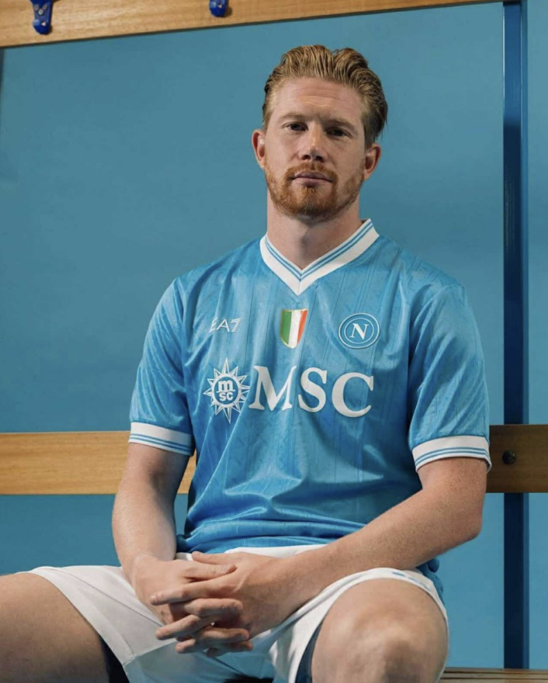 Nuova maglia Napoli 2025/2026 indossata da Kevin De Bruyne (Foto: SSC Napoli)