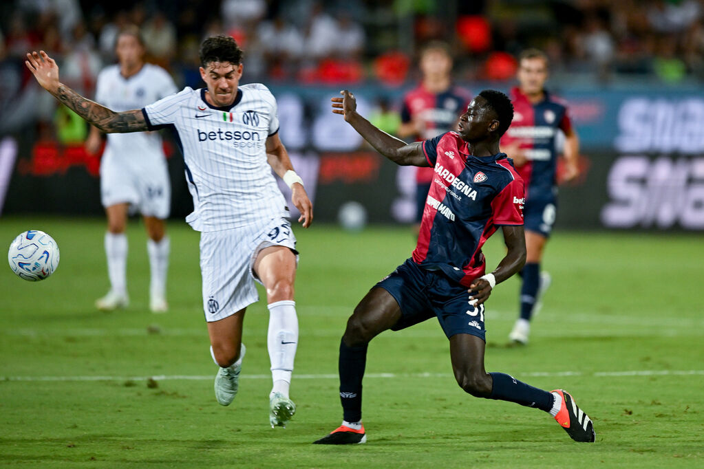 Un momento di gioco tra Cagliari e Inter (©LaPresse)