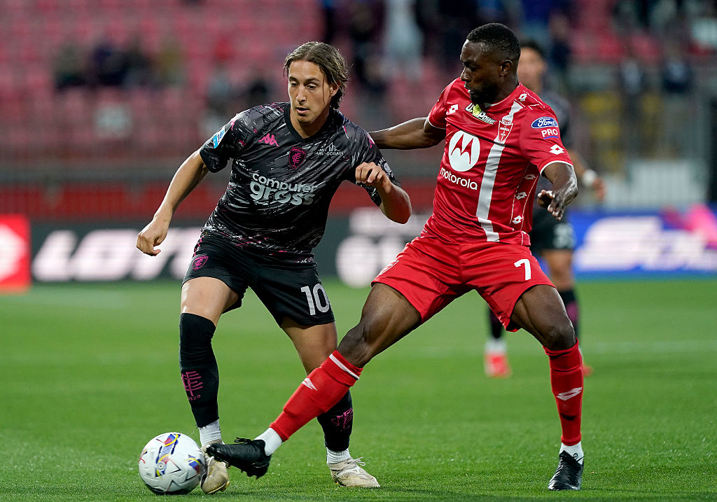 Un duello di gioco tra Fazzini e Akpa Akpro (Getty Images)
