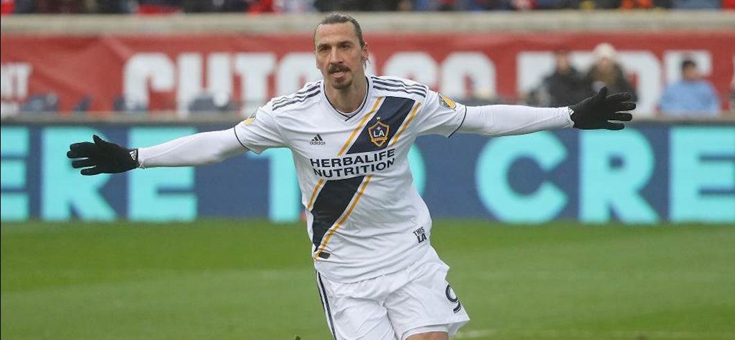 Copertina: Ibra non si smentisce: doppietta, poi esultanza in faccia a un avversario. LA torna alla vittoria