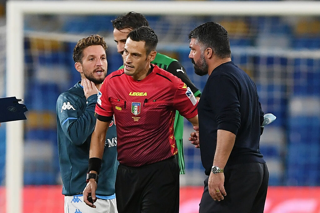 Gattuso e Mertens protestano con l'arbitro (Getty)