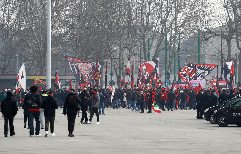 Serie A, i tifosi del Milan fuori dallo stadio prima del derby (Getty)