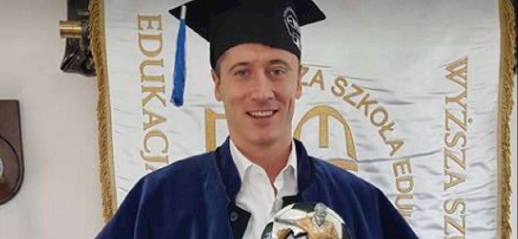 Copertina: Chiamatelo dottore: Lewandowski si laurea in Educazione Sportiva. Con una tesi su... sé stesso