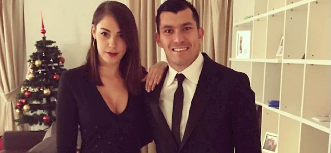 Copertina: Messaggio a Medel: "Dio mio, cosa fa il denaro. Se non fossi calciatore non avresti una moglie così". E lui: "Vai a piangere alla FIFA"