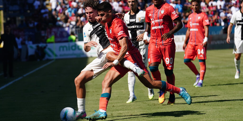 Copertina: Il Parma gioca, il Cagliari vince: all'Unipol Domus è 2-0