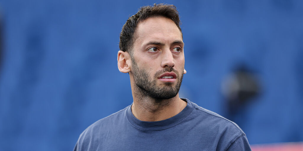 Copertina: Inter, Montella annuncia il forfait di Calhanoglu a Bologna: "È arrivato a Istanbul"