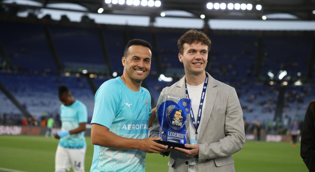 Pedro premiato da Gianluigi, il Fantallenatore vincitore del contest (© Fantacalcio)