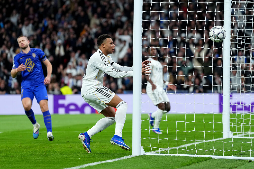 Real Madrid - Monaco 6-1, Mbappé deposita in rete l'assist al bacio di Vinicius (Getty)