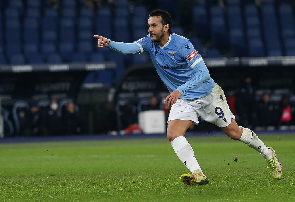 Pedro indica Felipe Anderson che gli ha appena servito l'assist dell'1-0 (Getty Images)