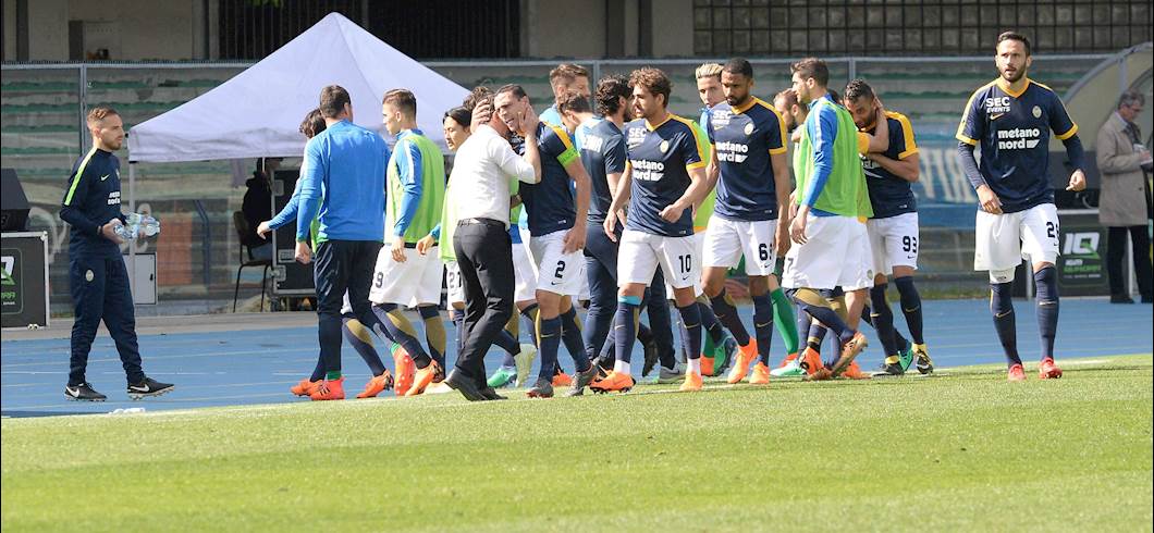 Copertina: Romulo dal dischetto tiene a galla il Verona e inguaia il Cagliari