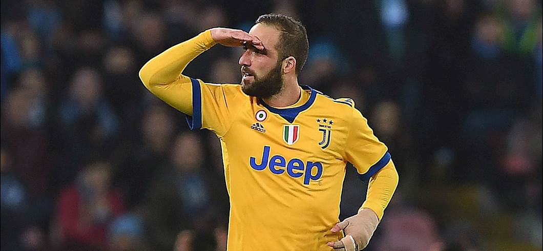Copertina: E se Higuain si fosse sposato? Il giallo su Instagram: "Sfruttando la famiglia e mia moglie"