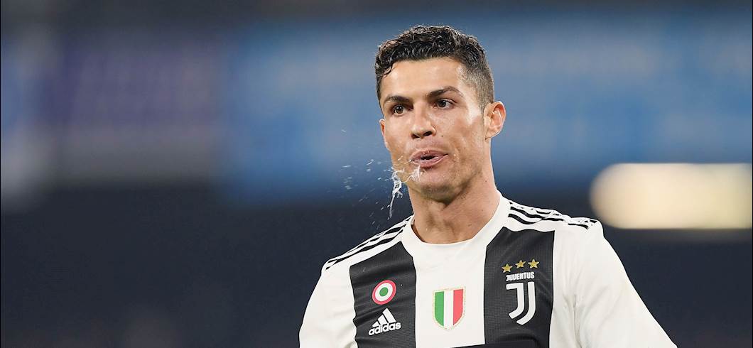 Copertina: Ripresa campionato: la Fifa pensa all'ammonizione a chi sputa in campo