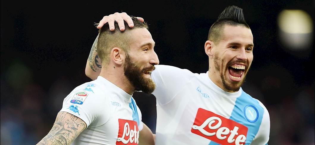 Copertina: Basta un tempo al Napoli per abbattere il povero Pescara: tris partenopeo nel segno di Tonelli, Hamsik e Mertens