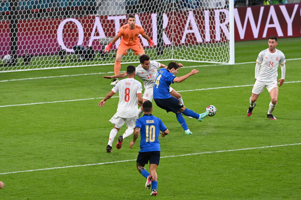 Italia-Spagna, Chiesa calcia in rete il gol del vantaggio azzurro (Getty)