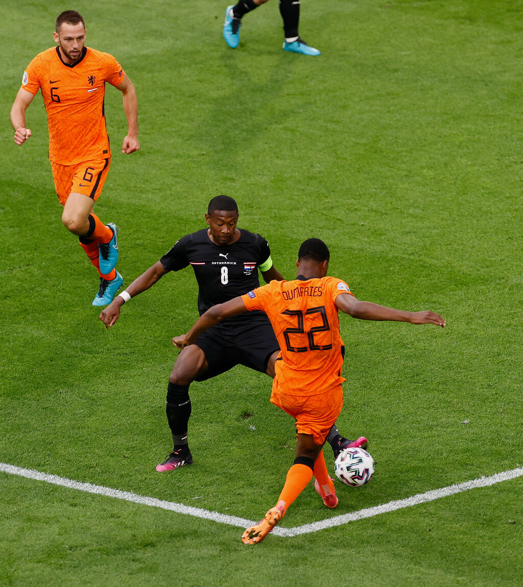 L'azione del fallo da rigore di Alaba su Dumfries (Getty Images)