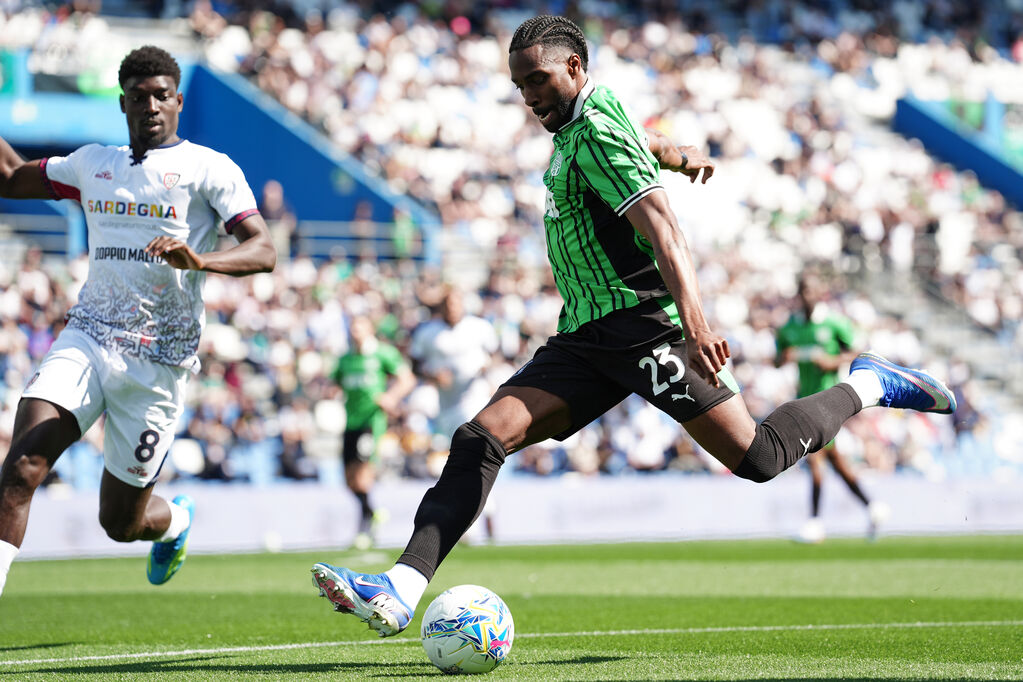 Ulisses Garcia mentre cerca di anticipare l'intervento di Michel Adopo (LaPresse)