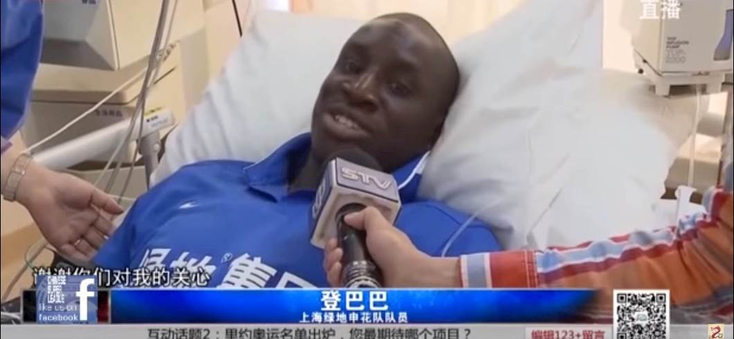 Copertina: Demba Ba perdona Sun Xiang in ospedale: "C'est la vie". Le commoventi immagini