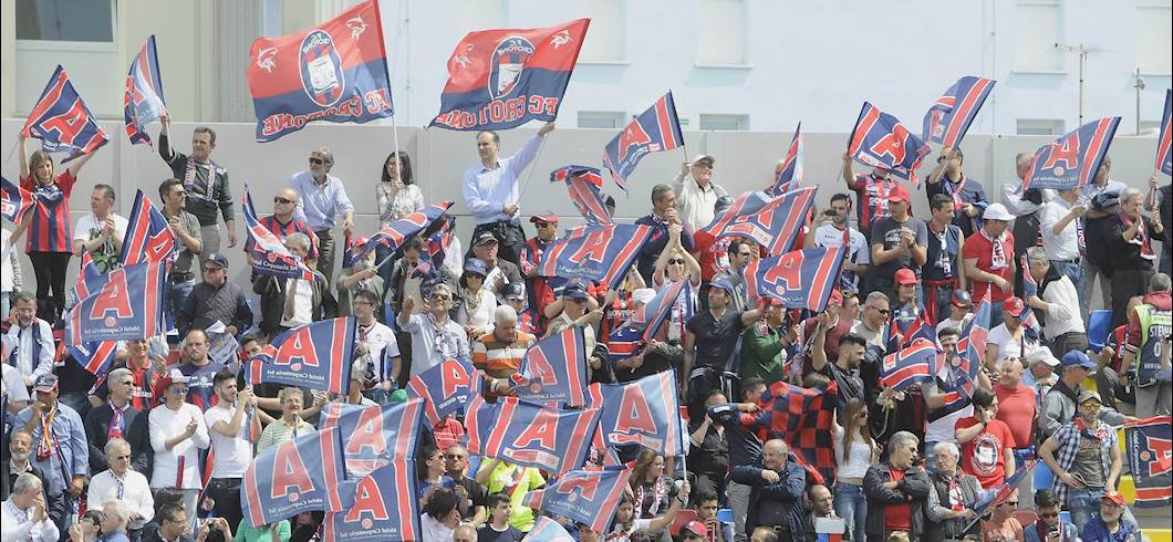 Copertina: A mano A mano: Crotone orgoglio di Calabria