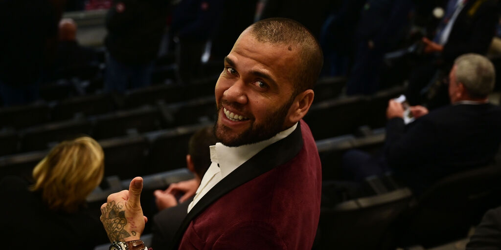 Copertina: Svincolati di lusso, Dani Alves punta il Barcellona: "Se mi chiamassero..."