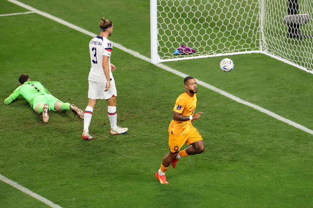 Depay ha appena segnato il gol dell'1-0 e va ad esultare (Getty Images)