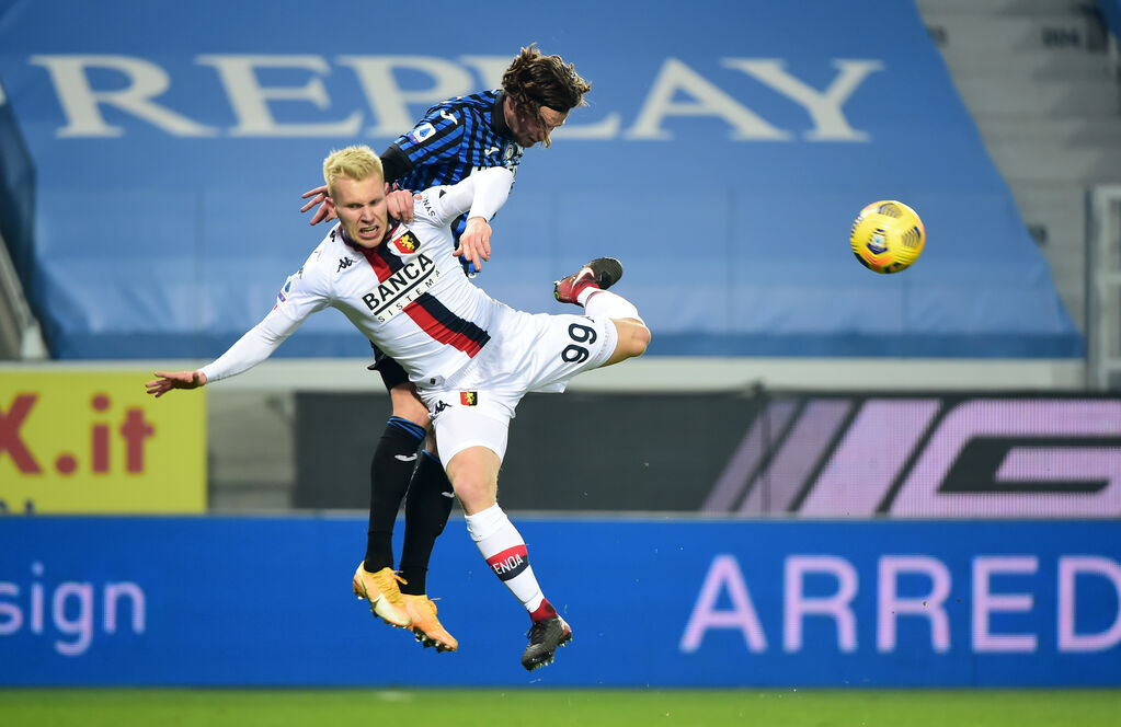 Czyborra a contrasto con Hateboer in un vecchio Atalanta-Genoa (Getty).