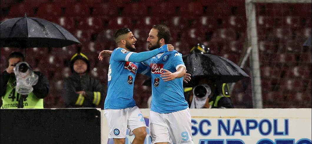 Copertina: Roma chiama, Higuain risponde: il Napoli batte l'Atalanta 2-1