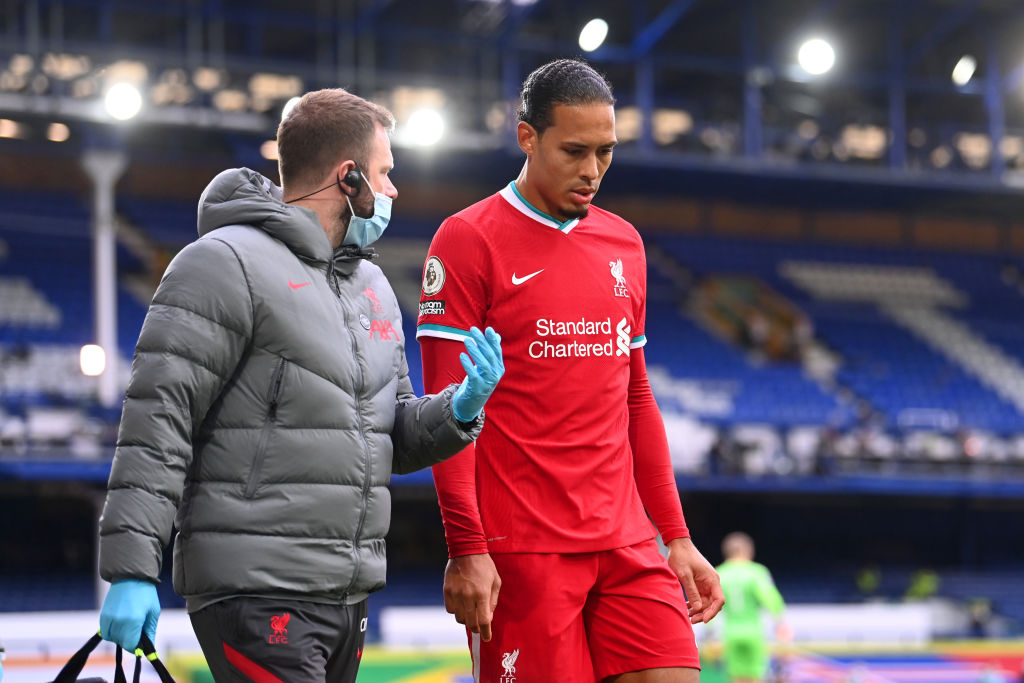 Virgil Van Dijk esce dopo l'infortunio (Getty Images)