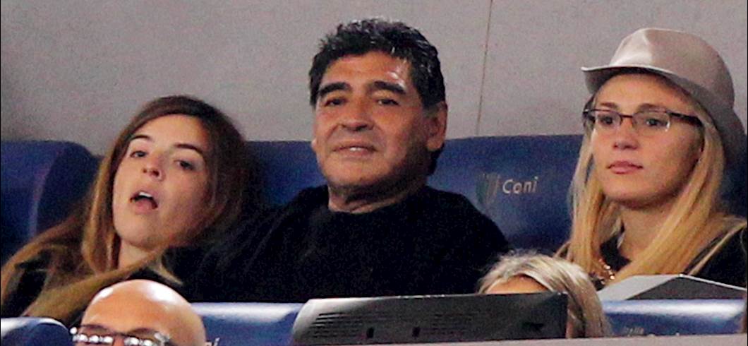 Copertina: Maradona cittadino onorario di Napoli: l'ufficialità dal consiglio comunale alla vigilia del match col Real Madrid