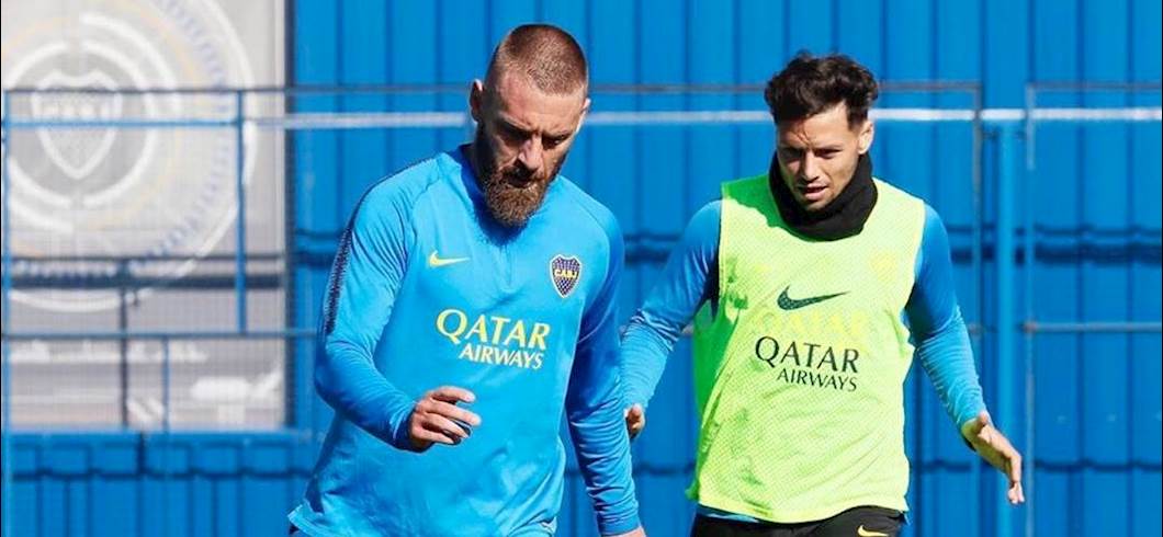 Copertina: Zarate accoglie De Rossi al Boca: "Adesso lotteremo insieme... ma sempre forza Lazio"