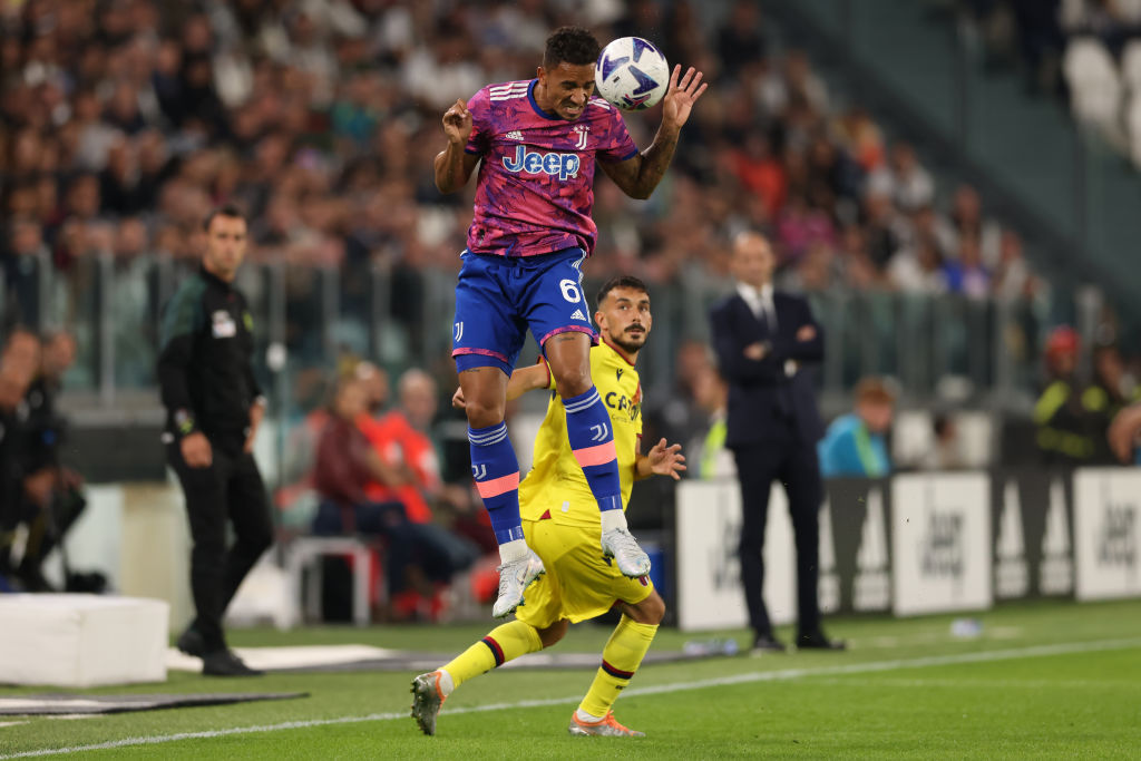 Danilo in anticipo su Nicola Sansone (Getty Images)