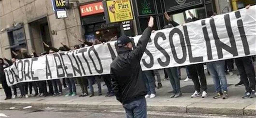 Copertina: Lazio, striscione vergognoso degli ultras a Milano: "Onore a Benito Mussolini"