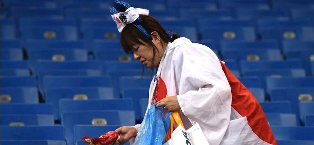 Copertina: Giappone, lezione di civiltà. I calciatori puliscono lo spogliatoio e lasciano un messaggio: "Grazie"