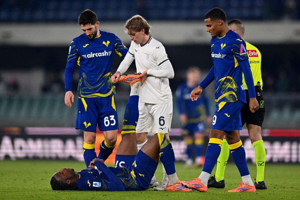 Verona - Lazio 0-1, Bella-Kotchap con i crampi dopo una discesa di 60 metri (Getty)