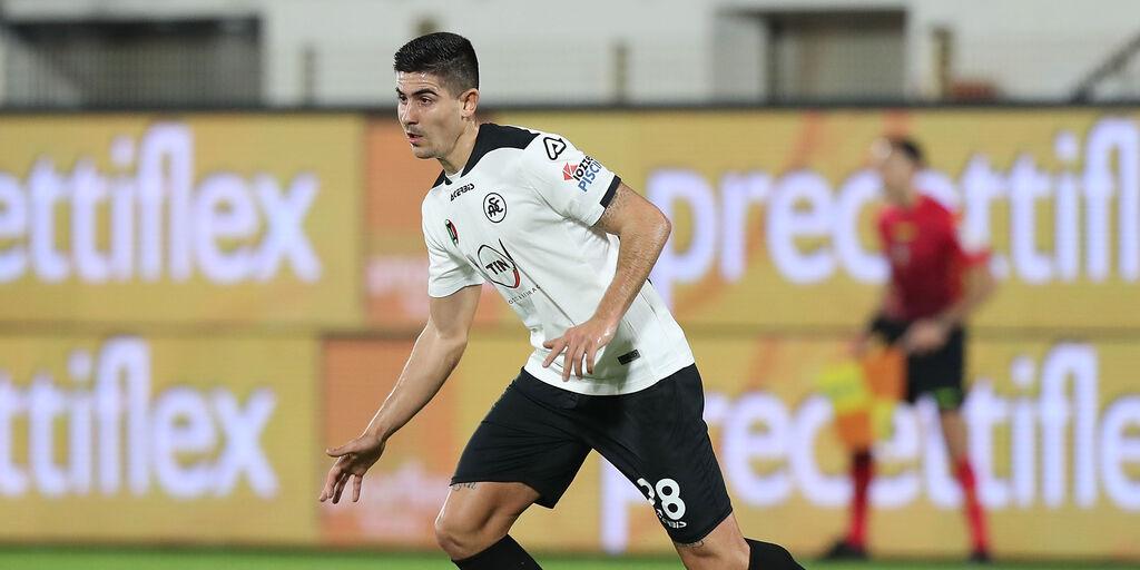 Copertina: Spezia, Erlic stringe i denti col Cagliari. Scalpitano Verdi e Piccoli