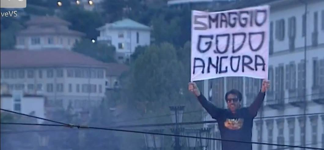 Copertina: Buffon attacca i gufi, ma sul web spunta uno striscione contro l'Inter - il video