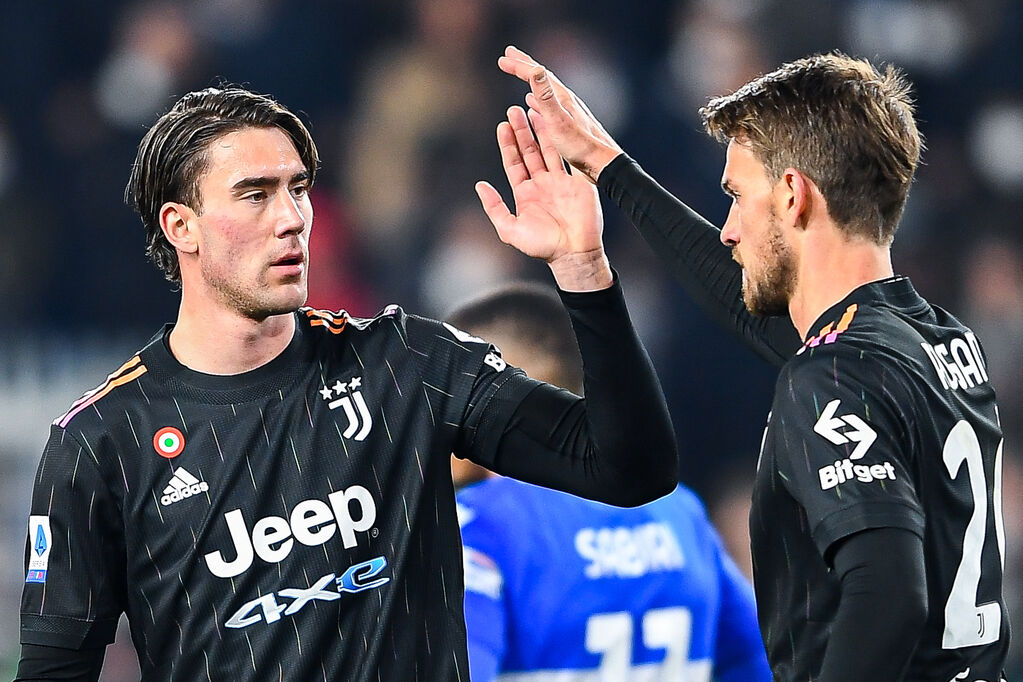 Juventus, Vlahovic dà il cinque a Rugani (Getty)