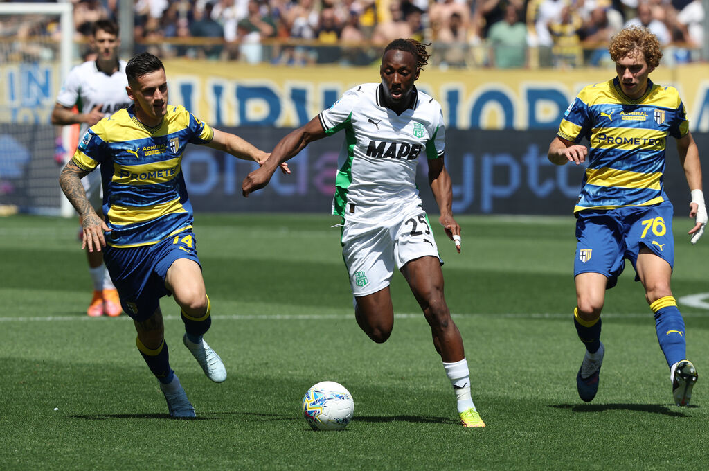 Coulibaly mentre prova a difendersi di un attacco di Valeri (©LaPresse)