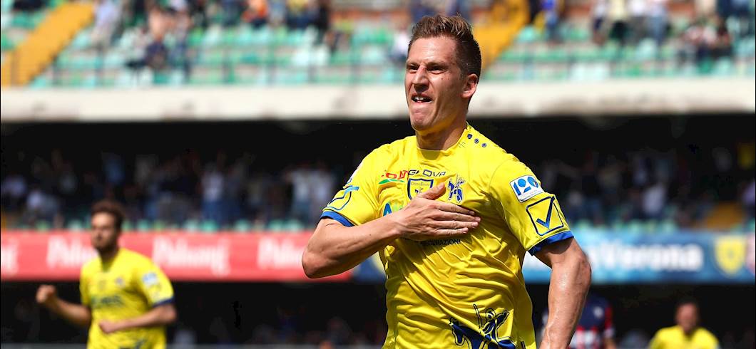 Copertina: Birsa-Stepinski: il Chievo è tornato e si rilancia in classifica. Crotone battuto 2-1