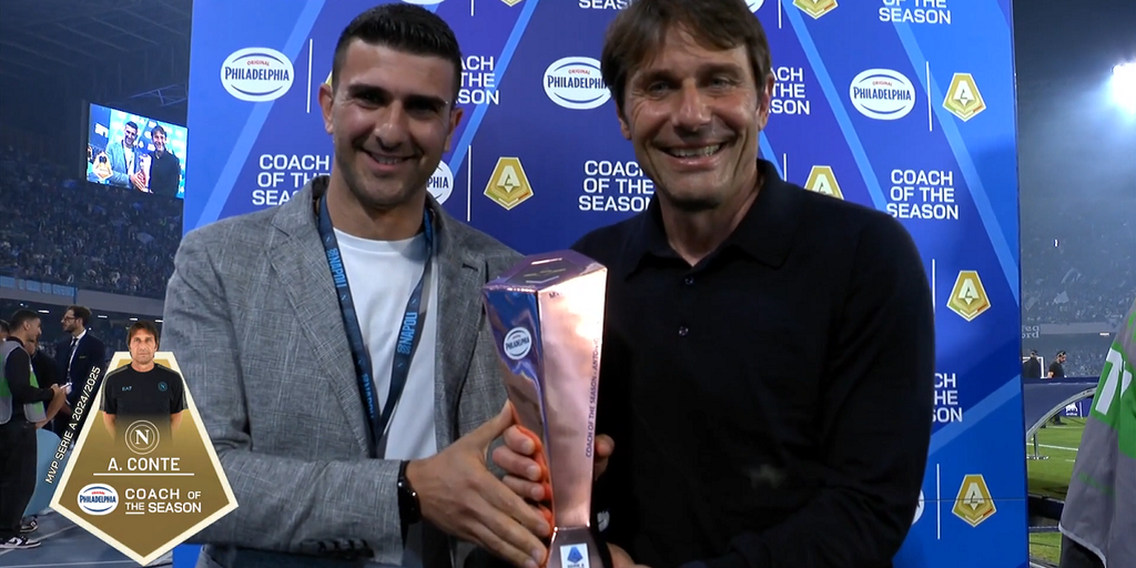 Copertina: Un Fantallenatore consegna a Conte il Philadelphia Coach Of The Season: "È il mio idolo"
