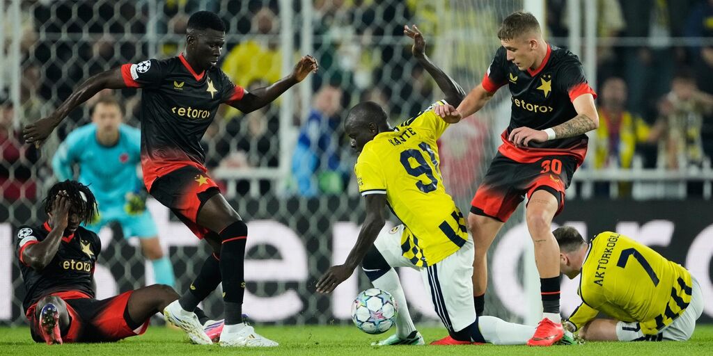 Copertina: Fenerbahce beffato al 90° dallo Slavia Praga, termina 2-2 in Turchia