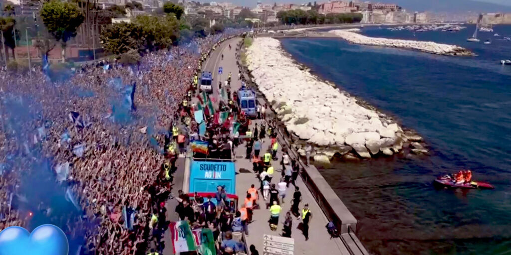 Copertina: Pullman scoperto Napoli: rivivi la festa! Da De Bruyne al futuro di Conte, tutti gli annunci