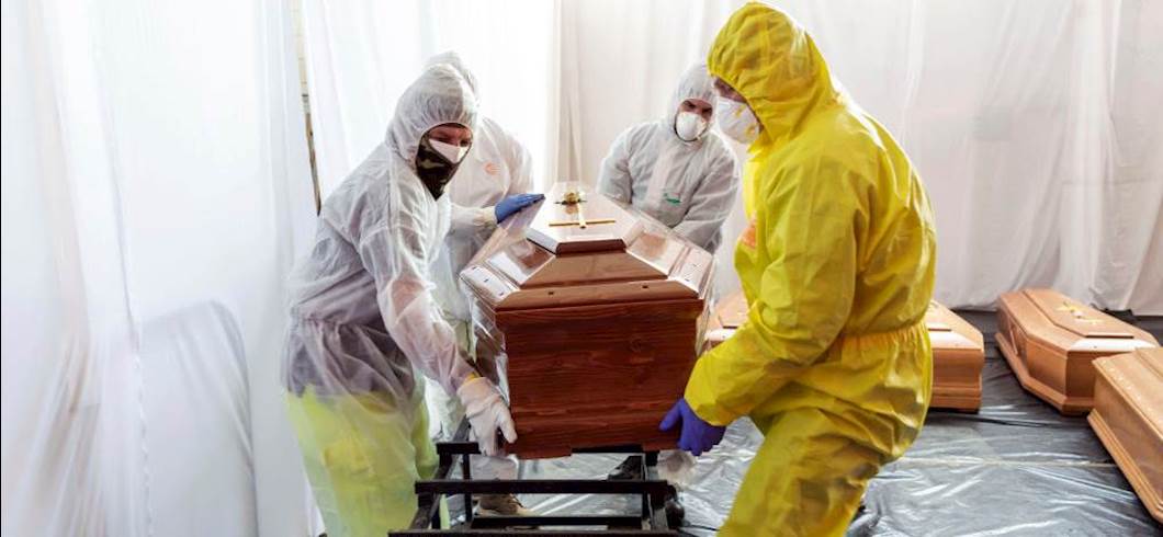 Copertina: I funerali dal 4 maggio: senza corteo di accompagnamento e segno di pace. E preferibilmente all'aperto
