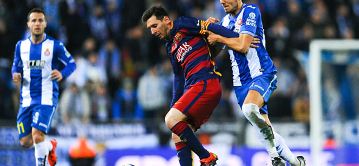 Copertina: Derby Barça-Espanyol: "Messi, sei basso!". Lui: "E tu sei scarso"
