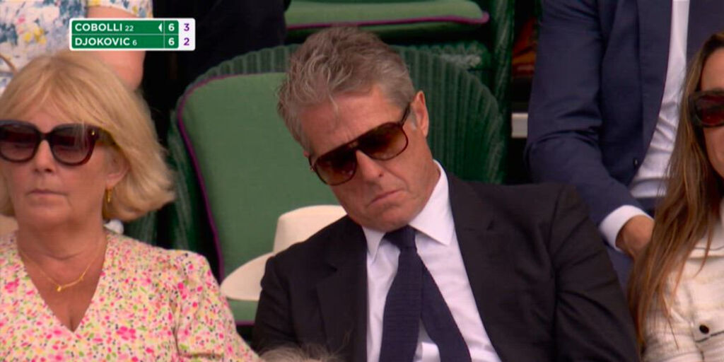Copertina: Clamoroso a Wimbledon: Hugh Grant si addormenta durante Cobolli-Djokovic