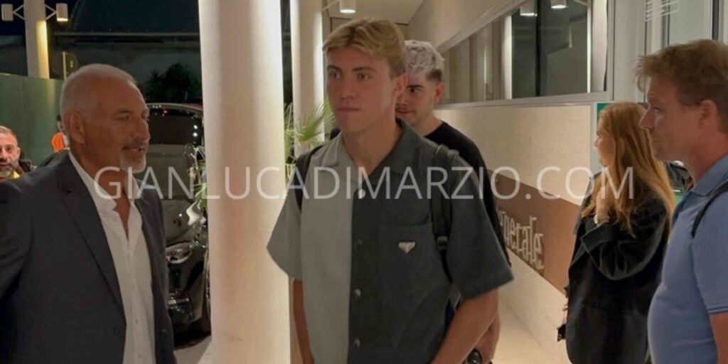 Copertina: Napoli, Hojlund è atterrato in Italia: domani le visite mediche