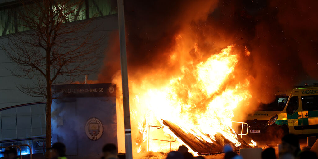 Copertina: Incendio all'Etihad Stadium, attimi di paura prima di Manchester City-Bruges