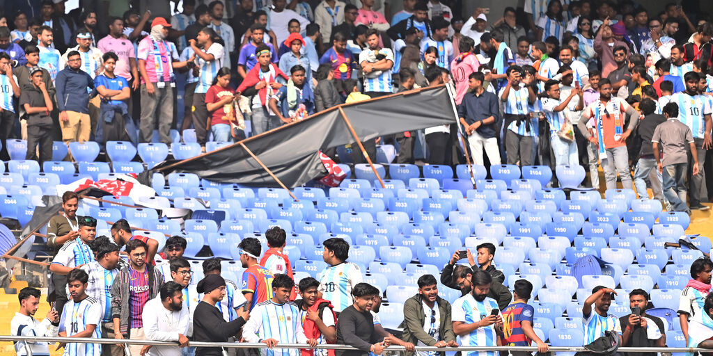 Messi vola in India ma è caos: invasione di campo e stadio danneggiato
