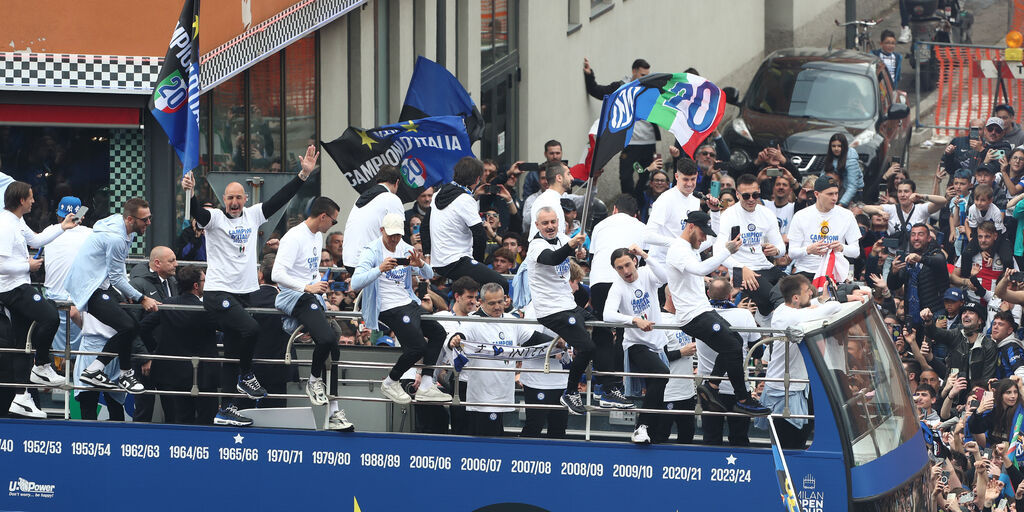 Copertina: Festa scudetto Inter: è iniziata la parata, tifosi radunati in Duomo